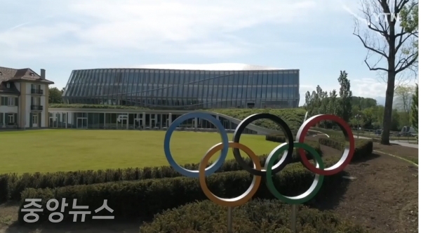 국제올림픽위원회(IOC)가 도쿄올림픽 대회로 인해 코로나19에 걸리면 '본인 책임'이라는 서약을 요구해 논란이 일고 있다.(사진=YTN방송 캡처)