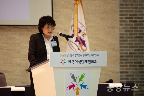 한국여성단체협의회(회장 허명)은 2022년 전국동시지방선거 1일 오후 2시 공군호텔 3층 그랜드볼룸에서 대토론회를 개최했다.사진은 축사를 하고있는 모습.(사진=한국여성단협의회)