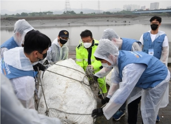포스코건설은 인천해양경찰서와 소래포구 일대 연안을 정화해 해양쓰레기 약 40t을 수거했다고 4일 밝혔다. (사진=포스코건설)