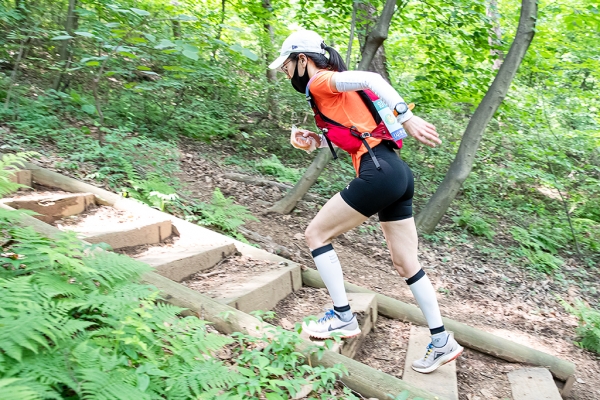 대모산을 출발하여 20여km 지점을 여성부 2위로 통과하는 김은아,선수(사진=정기영 기자)