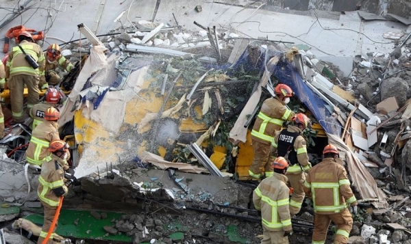 사고 현장에서 119 구조대원들이 구조 작업을 펼치는 모습. (사진=연합뉴스)