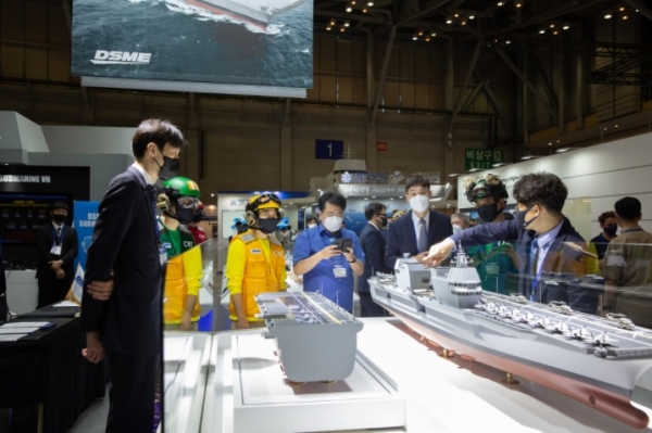 대우조선해양은 부산에서 열린 국제해양방위산업전에서 한국형 경항공모함(CVX)을 포함해 잠수함과 구축함, 호위함 모델을 선보였다고 11일 밝혔다. (사진=대우조선해양)