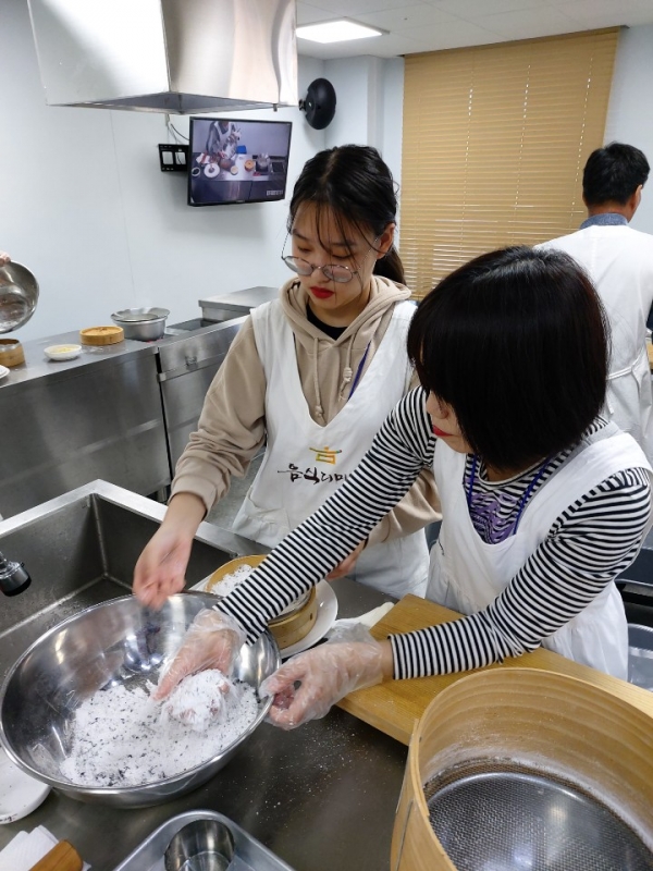 2019년 체험!경북가족여행 참가자들이 체험을 하고있다.
