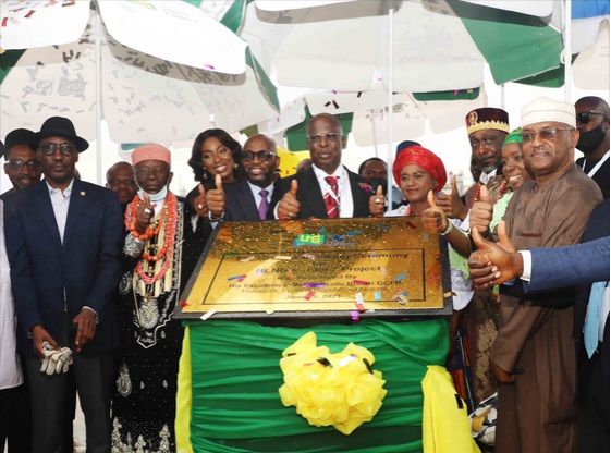 지난 15일(현지시간) 티미프리 실바 나이지리아 석유자원부 장관(가운데)을 비롯한 내외빈이 참석한 가운데 대우건설이 원청사로 참여하고 있는 NLNG Train 7 착공식이 열렸다. (사진=대우건설)