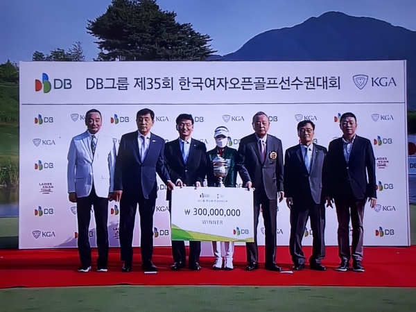 한국여자오픈 골프 관계자들과 박민지 우승자와 함께 단체 기념 찰영을 했다.(사진=SBS골프방송 캡쳐)