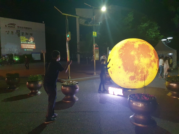 지난행사에서 시민들이 달빛야행행사에 참여하고있다.