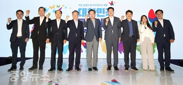 한샘 안흥국 사장이 지난 24일 열린 대한민국 동행세일 개막식에 참석해 포즈를 취하고 있다. (오른쪽 세번째)