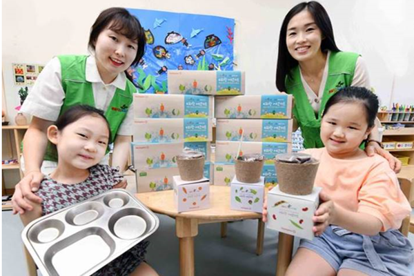 홈플러스 사내 어린이집에서 홈플러스 사회공헌팀 직원들과 어린이들이 ‘친환경 키트’를 선보이고 있다(사진=홈플러스)