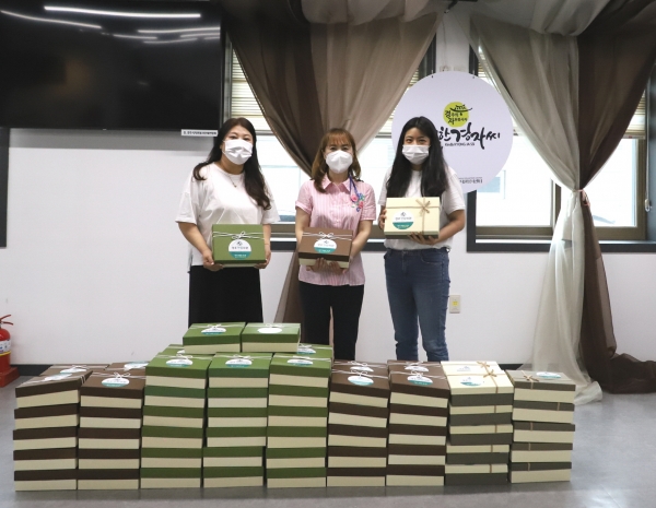 김경희 센터장(중앙)이 자원봉사센터를 방문해 의료키트를 기증하고 사진촬영을 하는 모습