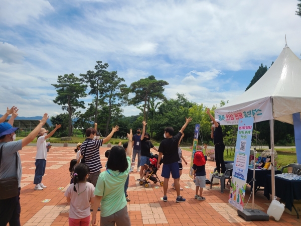 관광객들이 경북 안심관광 홍보부스에서 이벤트에 참여하고 있다.