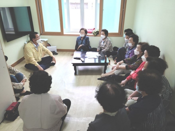 내이동 행정복지센터(동장 이강호)에서는 지난 12일 관내 17개소의 경로당을 방문하여 어르신들과 소통의 시간을 가졌다.