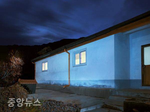 '제 2회 포토그래피 어워드 FNK'에서 순수부문의 수상의 영예를 안은 손은영 사진가의 "밤의 집"작품 전시가 7월 12~21일까지 평창동 금보성아트센터에서 열린다.