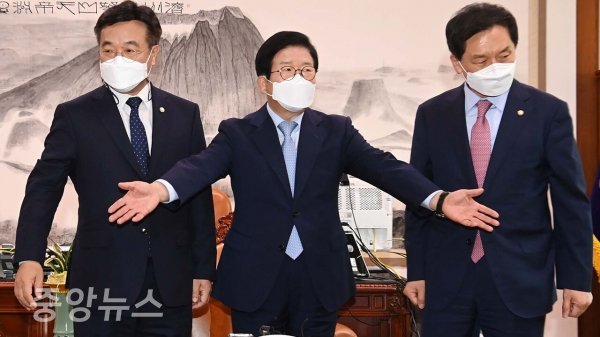 여야 원내대표가 오늘(22일) 오후 박병석 국회의장 주재로 국회에서 회동을 갖는다.(사진=연합)