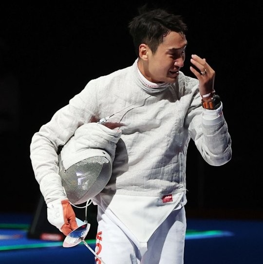 24일 일본 마쿠하리 메세홀에서 열린 도쿄올림픽 펜싱 남자 사브르 8강전에서 카밀 이브라기모프(ROC)에게 12-14로 뒤지다 역전승을 한 김정환이 눈물을 흘리고 있다. (사진=연합)