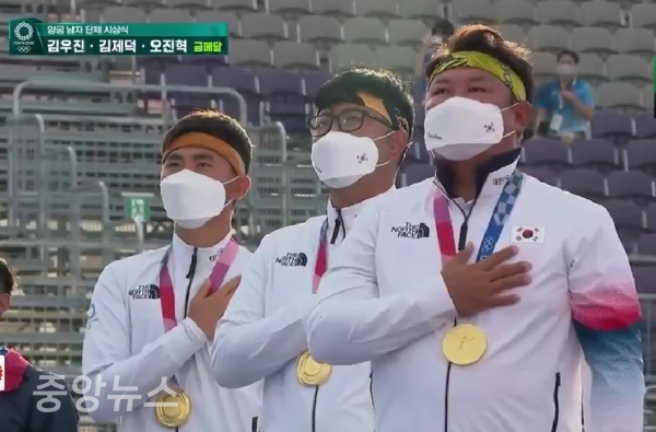 한국 양궁이 남자 단체전에서도 금메달을 수확하면서 두 대회 연속 전 종목 석권에 대한 가능성이 높아졌다.(사진=우리 남자 대표팀이 금메달을 수상한 뒤 국기에 대한 예를 표하고 있다. 방송 캡처)