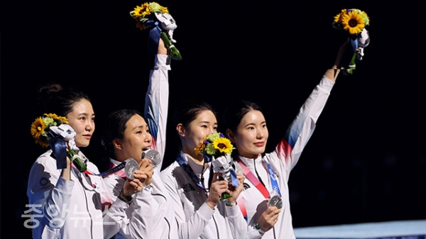 펜싱 여자 에페 대표팀이 도쿄올림픽 단체전에서 9년만에 은메달을 목에걸었다.(사진=연합)