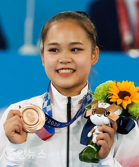 한국 여자 체조의 여서정(19·수원시청)선수가 처음으로 출전한 올림픽에서 도마부분 동메달을 목에걸었다.(사진=여서정 선수. 연합)
