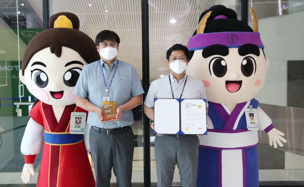 한수원이 소셜아이어워드 공공기관 유튜브 부문에서 2년 연속 대상을 수상 했다. (왼쪽부터 한수원 홍보실 기업홍보부 신성웅 차장, 이재행 부장)