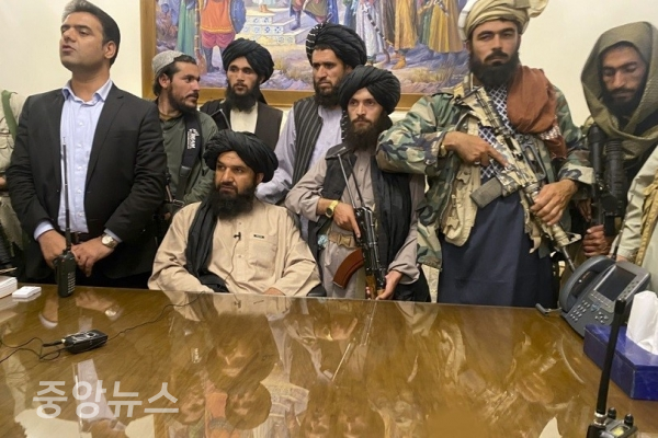 탈레반이 아프가니스탄을 장악하고 사실상 승리를 선언했다.(사진=아프가니스탄 대통령궁을 장악한 탈레반 조직원들 AP=연합뉴스)