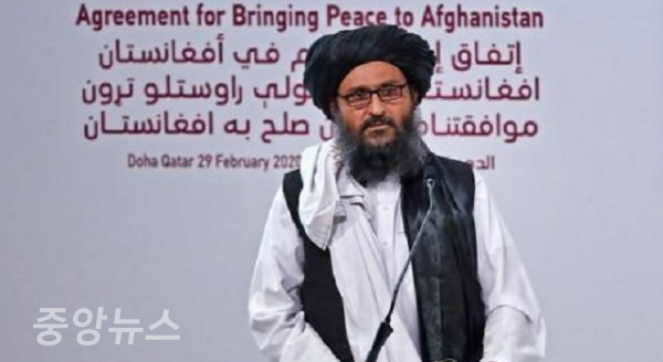 탈레반의 지도자인 '물라 압둘 가니 바라다르'가 현지 시간 17일 아프가니스탄으로 입성했다고 외신들이 보도했다. (사진=물라 압둘 가니 바라다르 2020년 모습. AFP=연합뉴스)