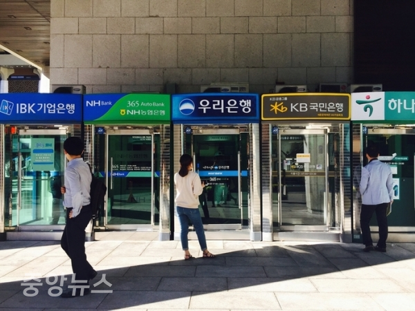 KB국민·신한·하나·우리·NH농협은행이 한 달 사이 주택담보대출 변동금리를 일제히 인상했다.(사진=중앙뉴스 DB)