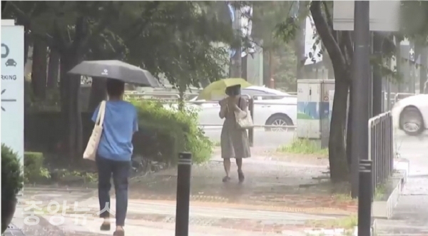 수요일(25일)인 오늘도 출근길에 작은 우산을 챙기는 것이 좋다. 태풍이 물러나고 전국 곳곳에 '가을 장마'가 다시 시작돼 곳곳에 많은 비를 뿌릴 것으로 보인다.(사진=중앙뉴스 DB)