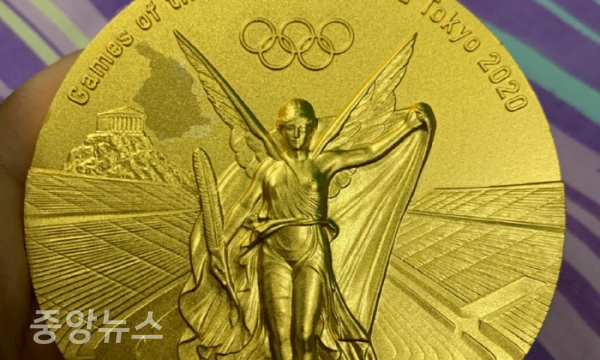 도쿄올림픽에서 "금메달 리스트가 금메달이 벗겨졌다며 자신의 금메달 사진과 함께 글을 올렸다."(사진출처 = 웨이보)