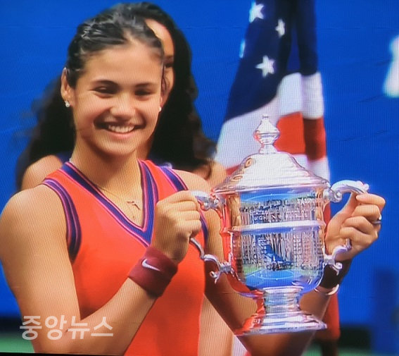 "세계 랭킹 150위 라두카누가 12일(한국시각) US오픈 여자단식 우승 트로피"를 들어 올리며 기뻐하고 있다.(사진=JTBC방송 캡처)
