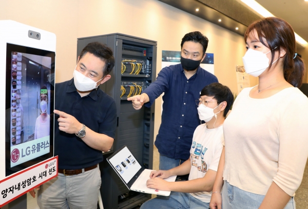LG유플러스 직원들이 양자내성암호(PQC)로 보안을 강화한 안면인식서비스를 시험해보고 있는 모습 (제공=LG유플러스)