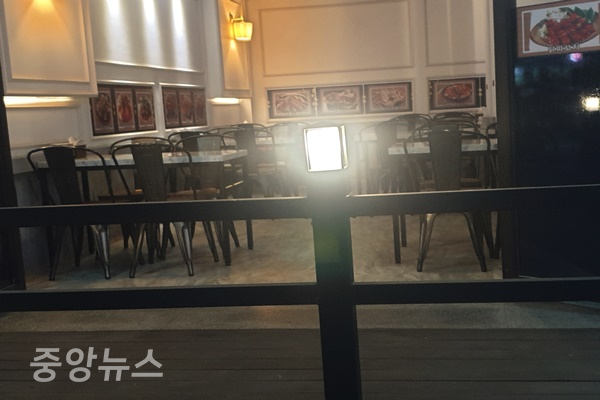 13일 식당가 골목의 호프집, 10시 영업연장에도 한산하다(사진=신현지 기자)