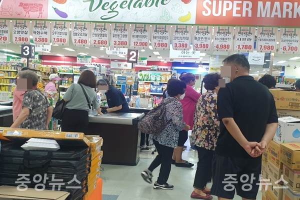 구로구 소재 한 슈퍼마켓이 밤 10시 가까이 방문 고객들에 분주하다 (사진=신현지 기자)