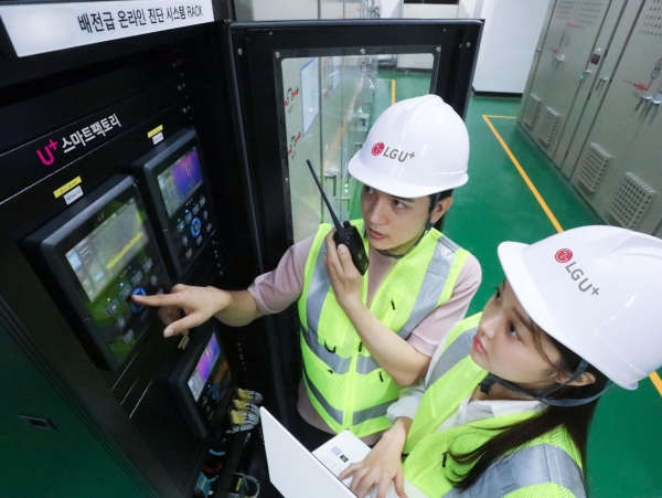 작업자가 LG유플러스의 인천 간석운영센터에 설치된 배전반진단 솔루션을 이용하는 모습 (사진=LG유플러스)