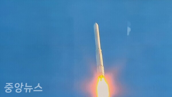 한국형 발사체 누리호(KSLV-II)가 21일 오후 나로우주센터에서 성공적인 발사를 했지만 궤도 안착에는 실패한 것으로 확인됐다.(사진=방송캡처)