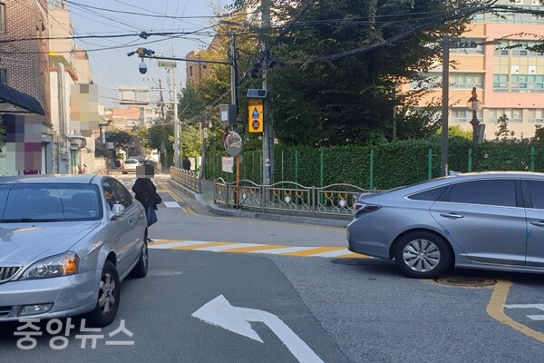 스쿨존과 인접한 상가 앞 주차 차량, (사진=신현지 기자)