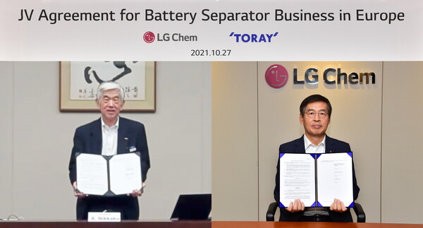LG화학 신학철 부회장(오른쪽)과 닛카쿠 아키히로(Akihiro Nikkaku) 사장(왼쪽)이 27일 화상회의를 통해 합작법인 설립 계약을 체결하고 있다. (사진=LG화학)