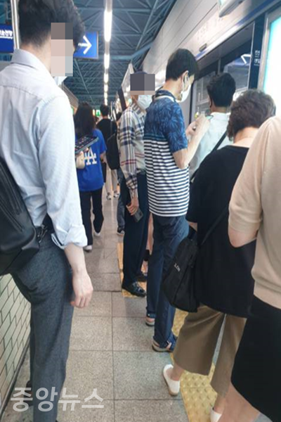 위드 코로나 시행에 출근 시간의 지하철 역이  붐비고 있다(사진=신현지 기자)