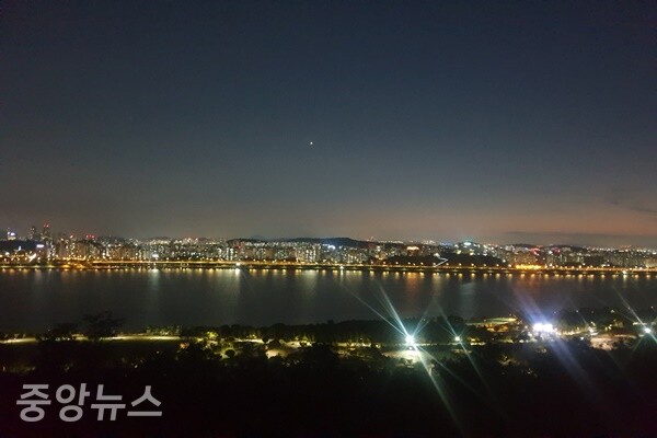 서울 도심  한강변의  야경 ( 사진=신현지 기자)