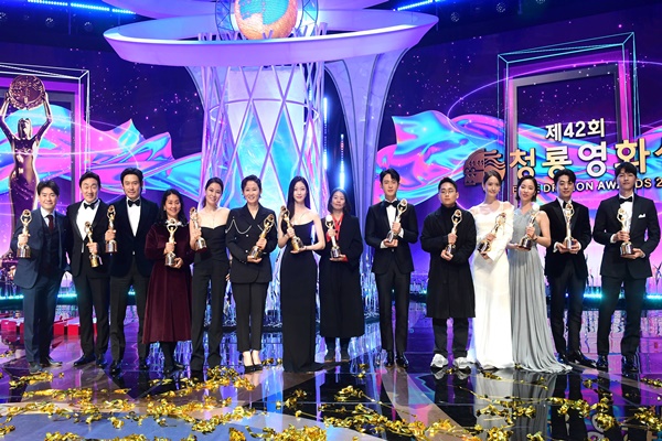 26일 열린 제42회 청룡영화상에서 수상자들의  모습(사진=청룡영화상 사무국)