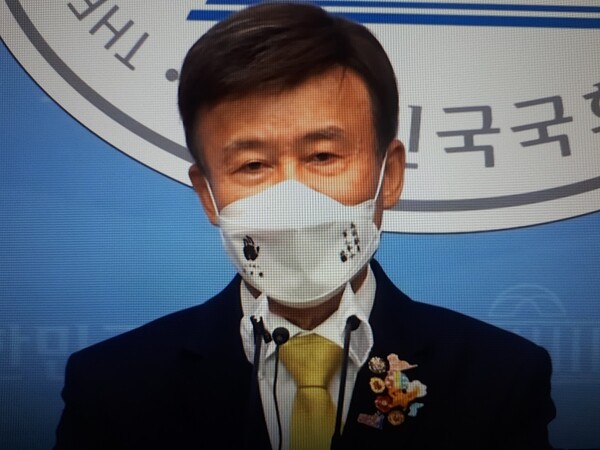 김원웅 회장은 사퇴하면서 불명예 퇴진을 하게 됐다.(자료자신=유튜브 방송 캡쳐)