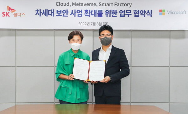 한국마이크로소프트 이지은 대표(왼쪽)와 SK쉴더스 박진효 대표가 업무 협약식에서 기념사진을 촬영하고 있다. (제공=한국마이크로소프트)