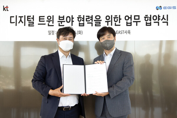 이지스 김성호 대표(좌)와 KT 커스터머DX단 박정호 상무(우)가 MOU를 체결하고 기념사진을 찍는 모습 (제공=KT)