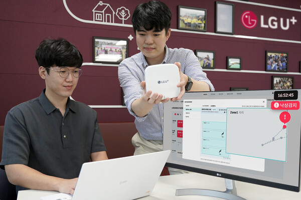 LG유플러스 직원들이 스마트레이더 모니터링 플랫폼을 관찰하고 있다. (제공=LG유플러스)