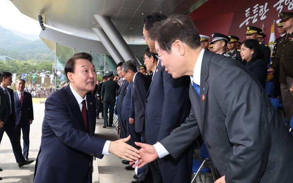 국군의 기념식에서 만난 윤대통령과 이대표가 악수를 나누고 있다. (사진=연합뉴스)