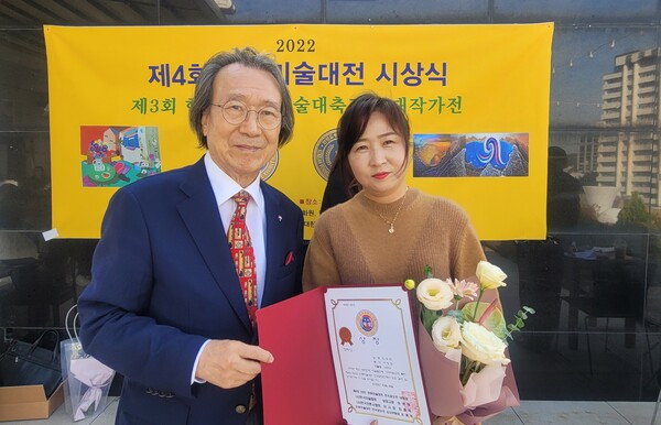   ‘LA마마’로 장려상을 수상한 최수연 화가(사진= 방현옥 기자)
