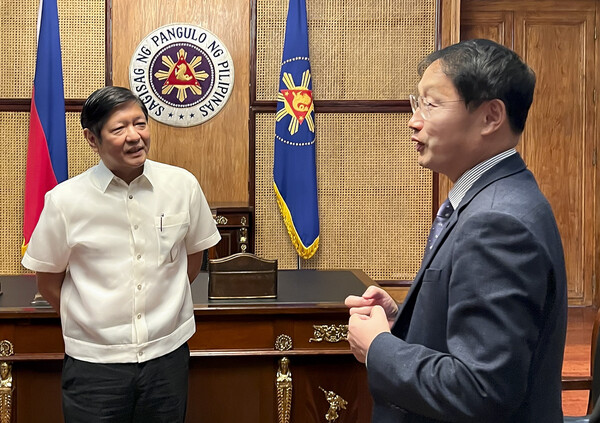 14일 필리핀 말라카냥궁에서 KT 구현모 대표(우측)가 필리핀 페르디난드 마르코스 주니어(Ferdinand Marcos Jr.) 대통령과 함께 환담을 나누고 있다. (제공=KT)
