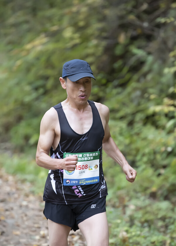 15km 남자 2위 김두복,선수 1:02:58 기록으로 달리고 있다 (사진=정기영 기자)