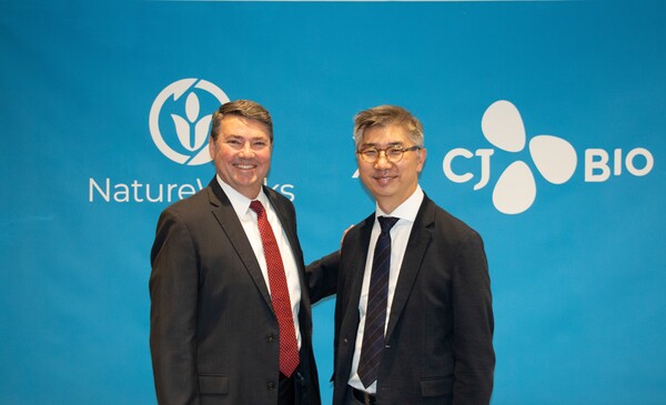CJ BIO 이승영 경영리더(오른쪽) 및 네이처웍스 CEO 리치 알티 (제공=네이처웍스)