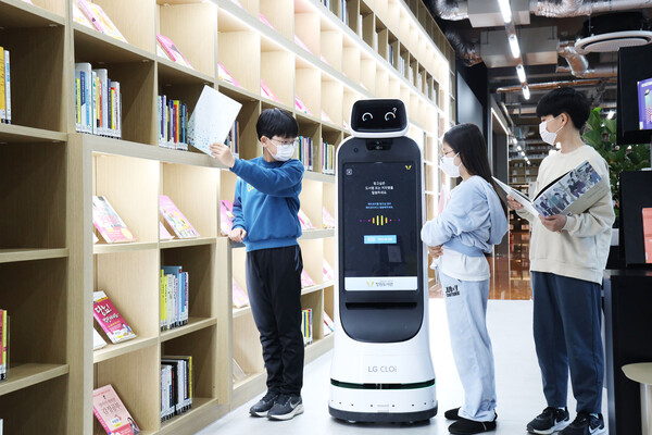어린이들이 경남교육청 창원도서관에서 운영 중인 ‘LG 클로이 가이드봇’을 이용해 음성으로 도서를 검색하고 있다. (제공=LG전자)