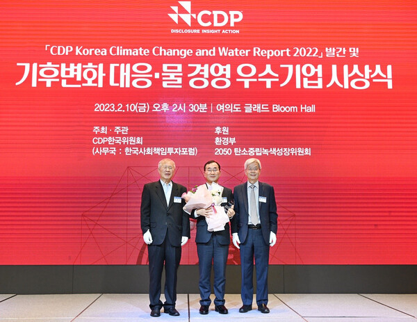 사진은 지난 10일 여의도 글래드호텔에서 열린 ‘2022 CDP Korea Awards’에서 IBK기업은행 문창환 경영전략그룹장(가운데)과 양춘승 CDP 한국위원회 부위원장(왼쪽), 장지인 CDP 한국위원회 위원장(오른쪽)이 시상식을 마치고 기념촬영을 하고 있는 모습.(사진=IBK기업은행)