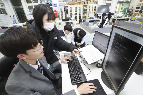서울 강남구 서울로봇고에서 재학생들이 AI 교육을 받고 있는 모습 (제공=KT)